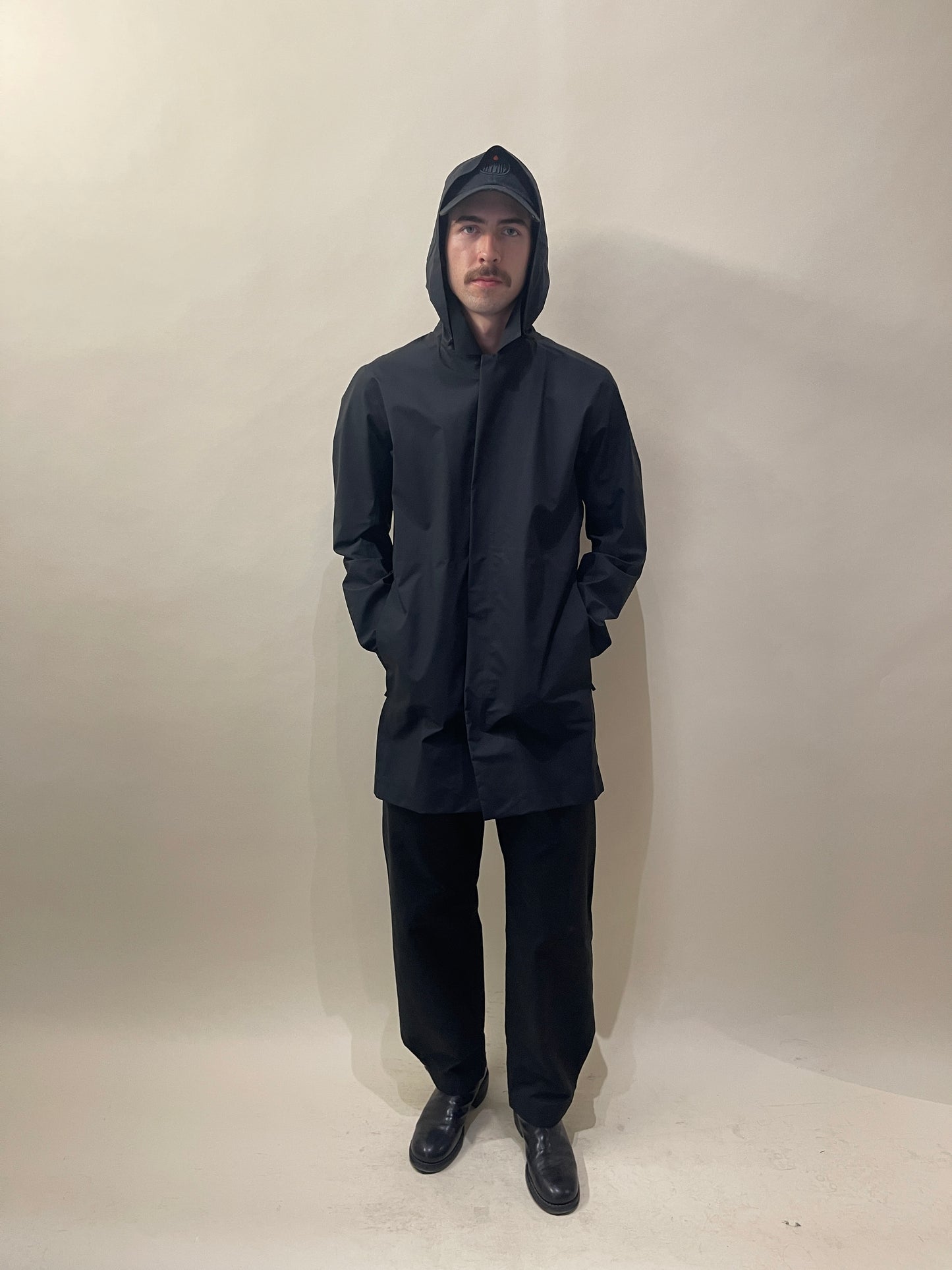 Arc'teryx Veilance Black 3/4 Length Hooded Raincoat Medium - M
