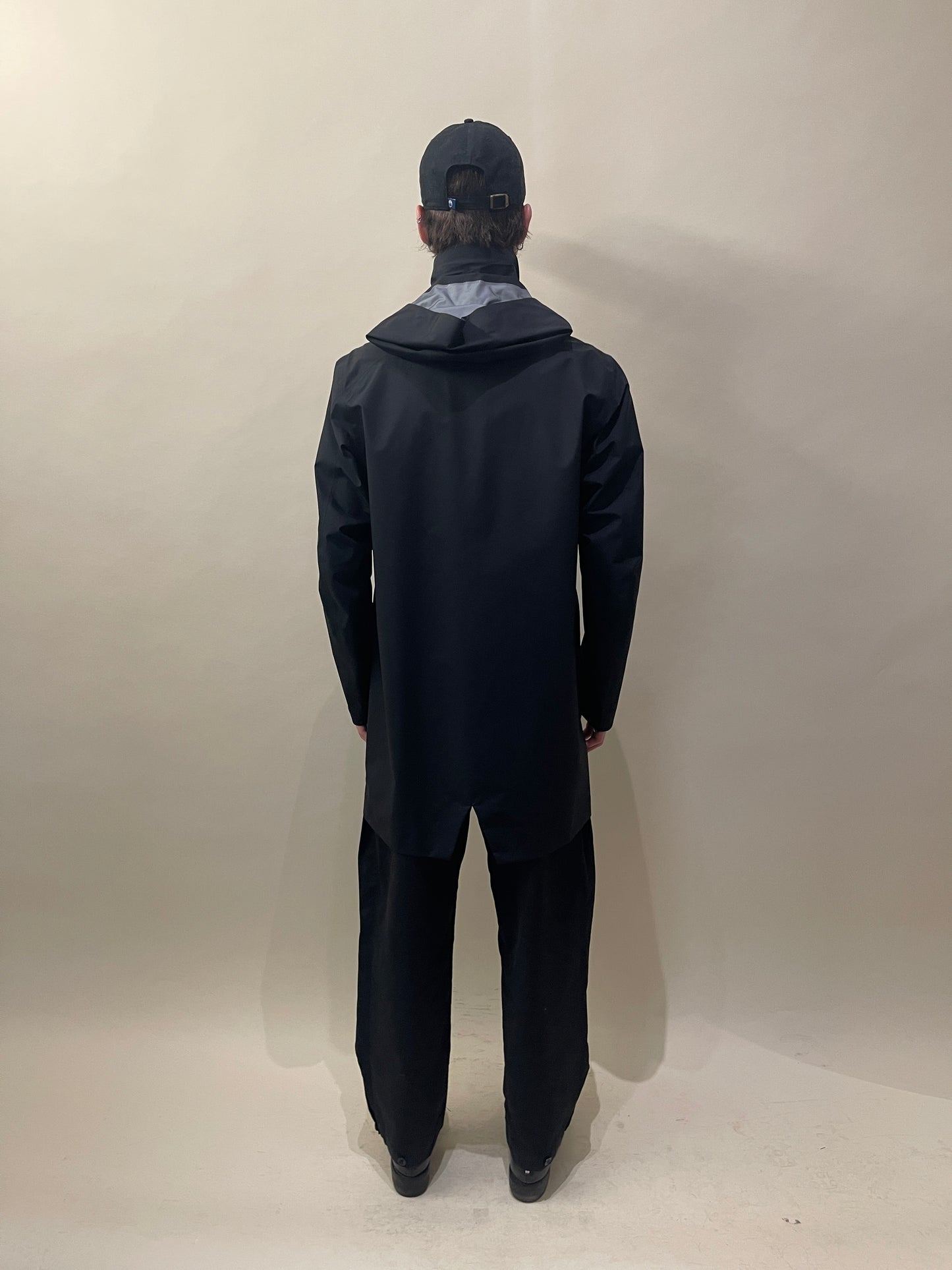 Arc'teryx Veilance Black 3/4 Length Hooded Raincoat Medium - M