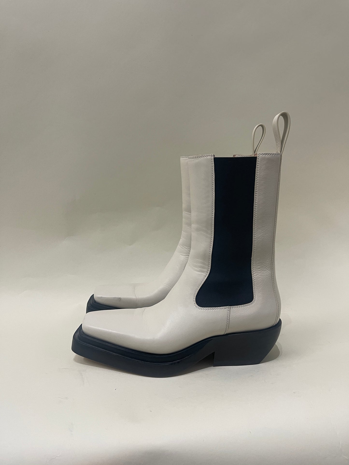 Bottega Veneta Off White Leather 'The Lean' Chelsea Boots 5.5 M / 7 W