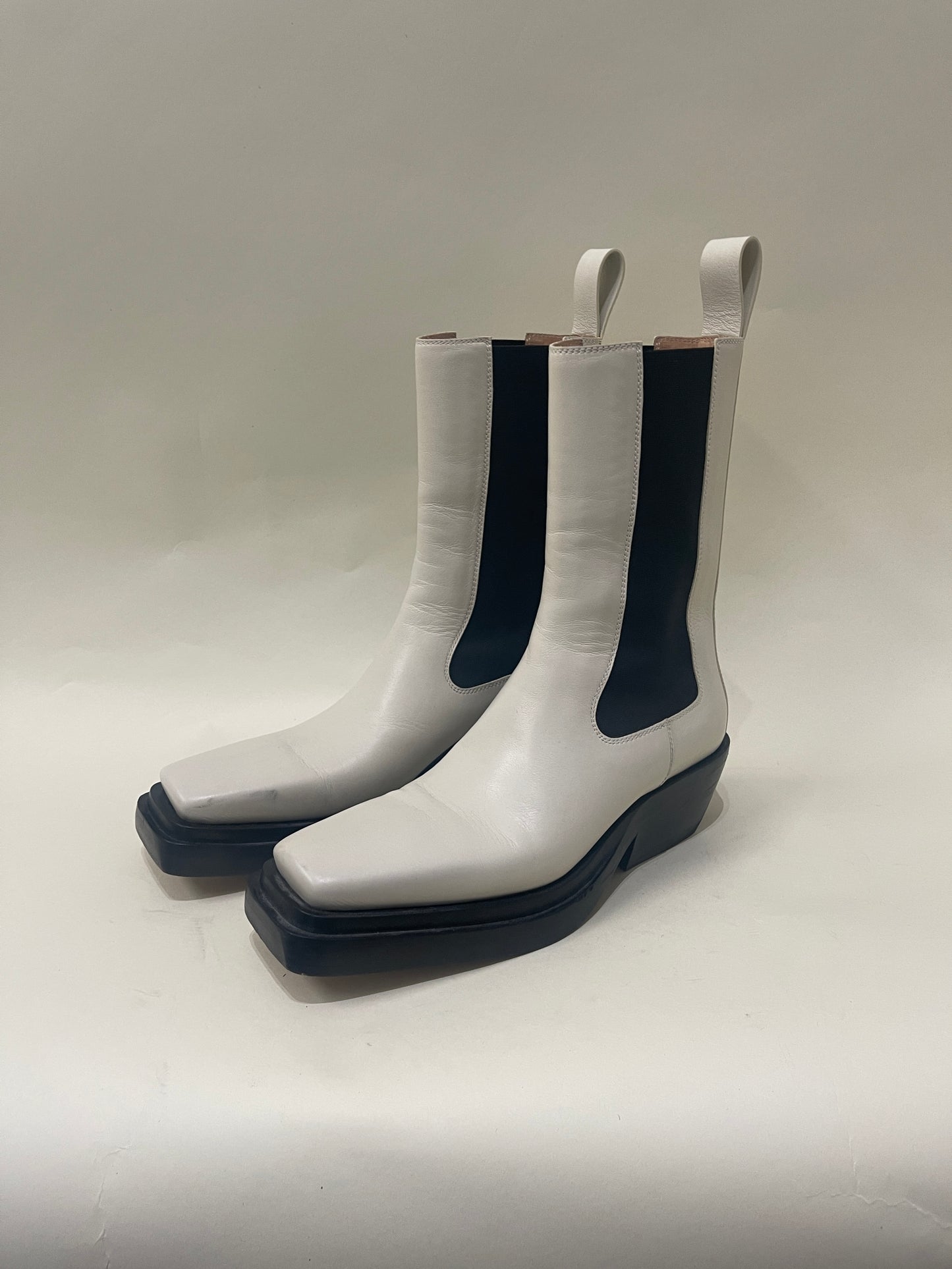 Bottega Veneta Off White Leather 'The Lean' Chelsea Boots 5.5 M / 7 W