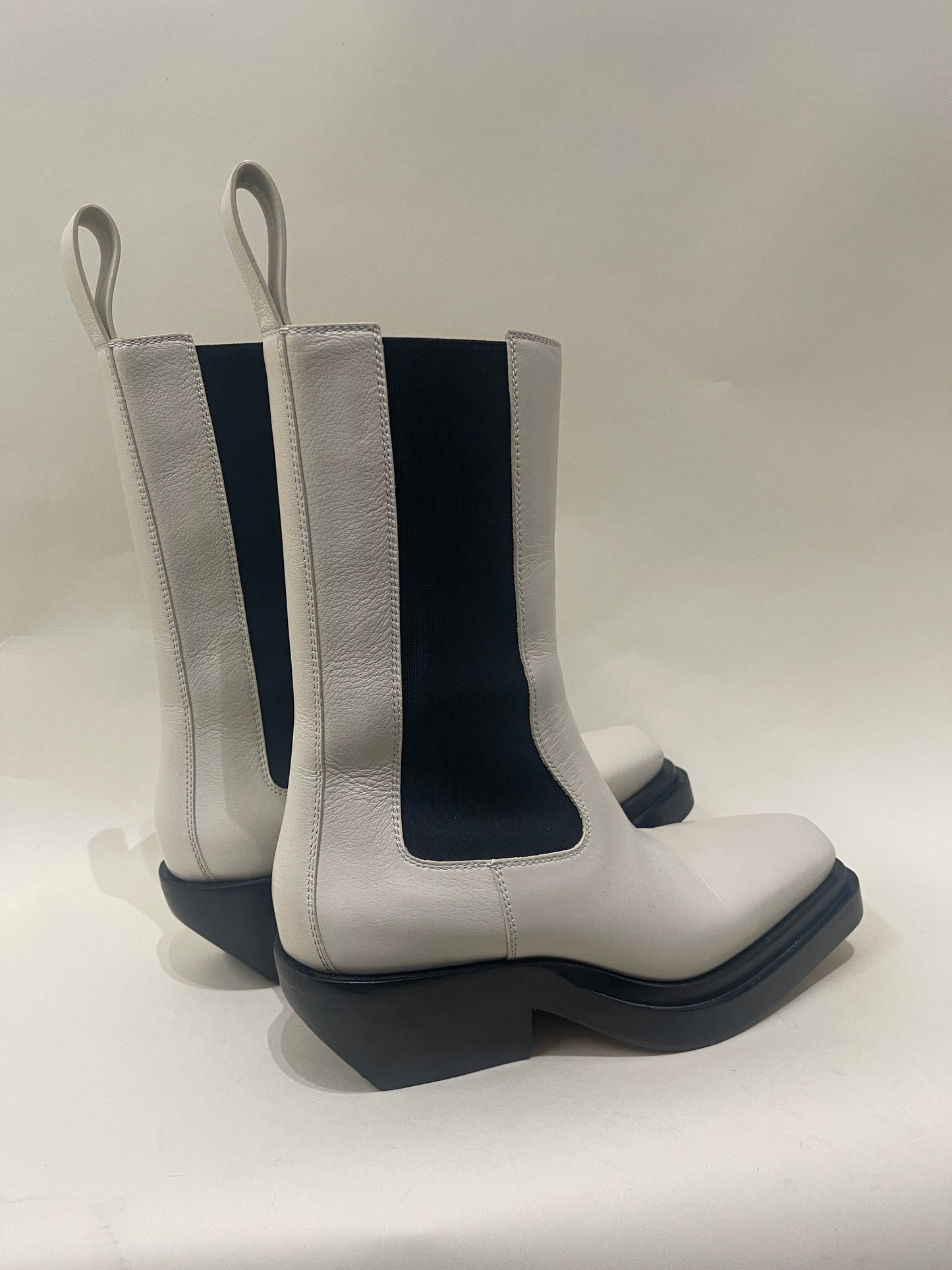Bottega Veneta Off White Leather 'The Lean' Chelsea Boots 5.5 M / 7 W